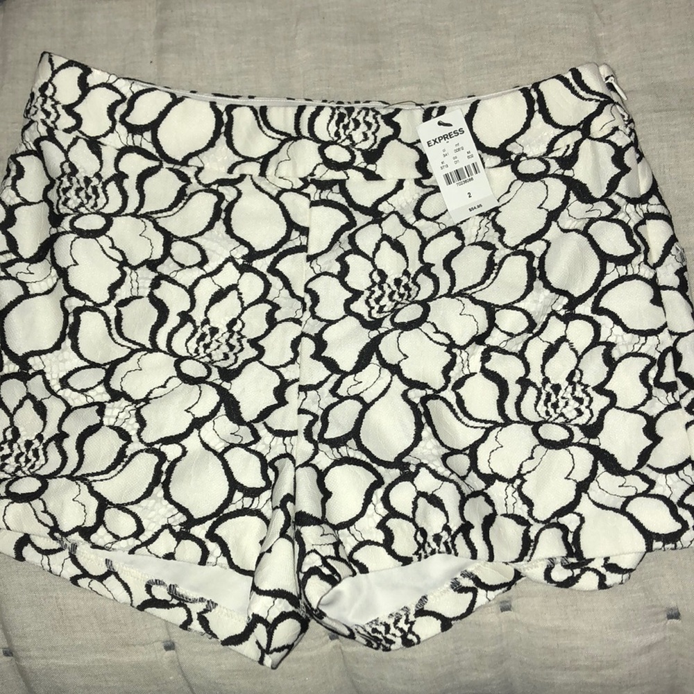 NWT express Lacey floral shorts